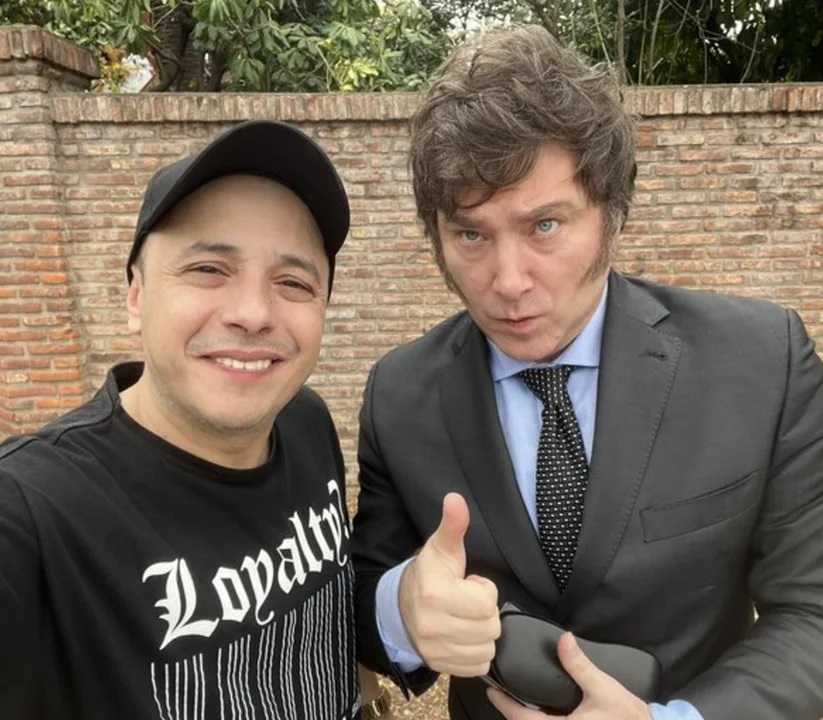 La denunciante sostiene que las actitudes violentas comenzaron a partir del día que Javier Milei ganó las elecciones.