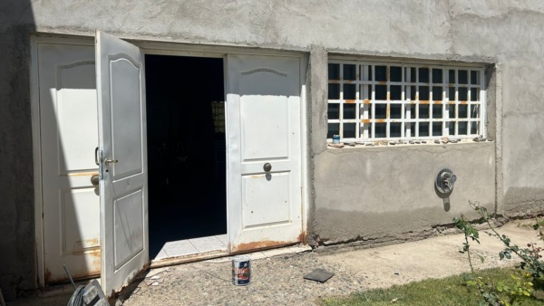 La puerta del quincho fue dañada por los delincuentes.