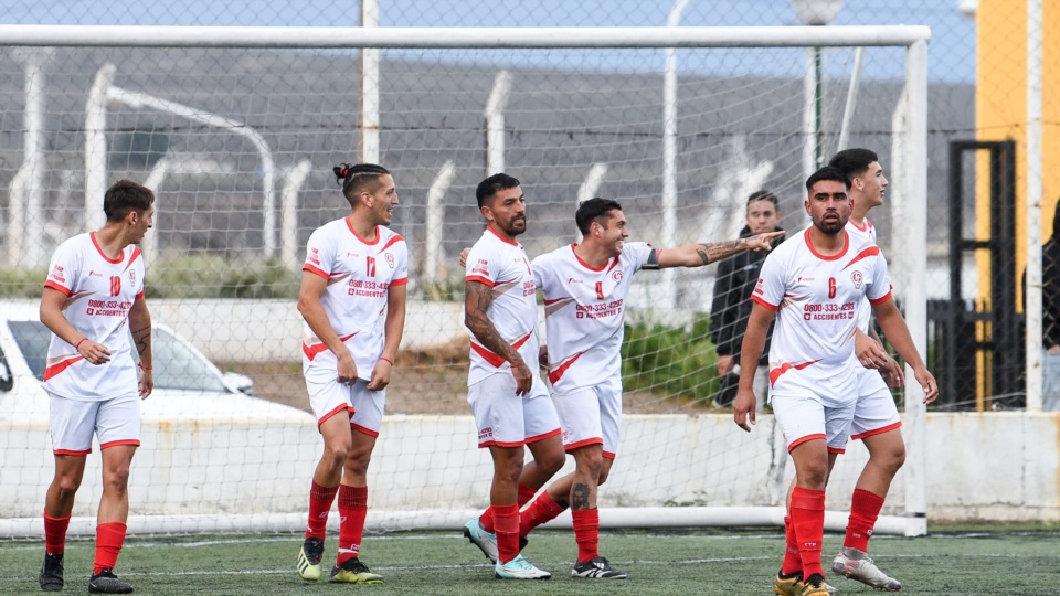 Carlos Morán anota y festeja el 2-0 de Huracán. Foto: Mariano Di Giusto/Jornada.