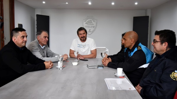 Merino junto a funcionarios municipales y policiales de Trelew.