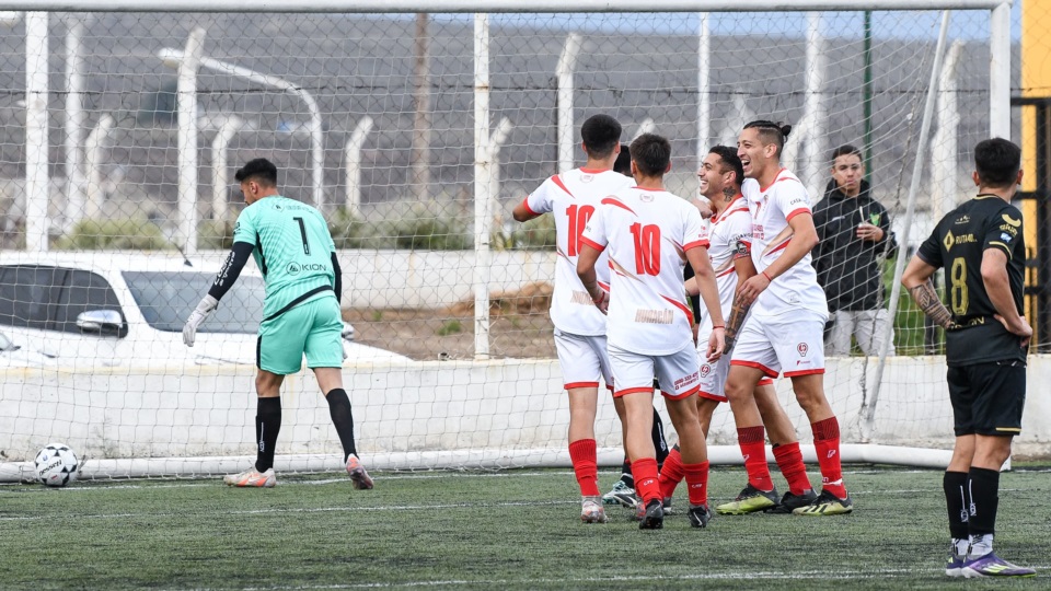 Abrazo de gol para Morán que festeja el 2-0. Foto: Mariano Di Giusto/Jornada.
