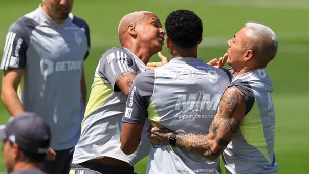 Se calentó el entrenamiento. Deyverson y Eduardo Vargas protagonizaron una pelea en la última práctica del Mineiro