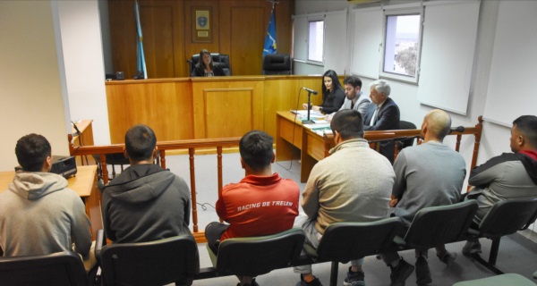 El grupo delictivo que quedó preso, en plena audiencia en Trelew. 