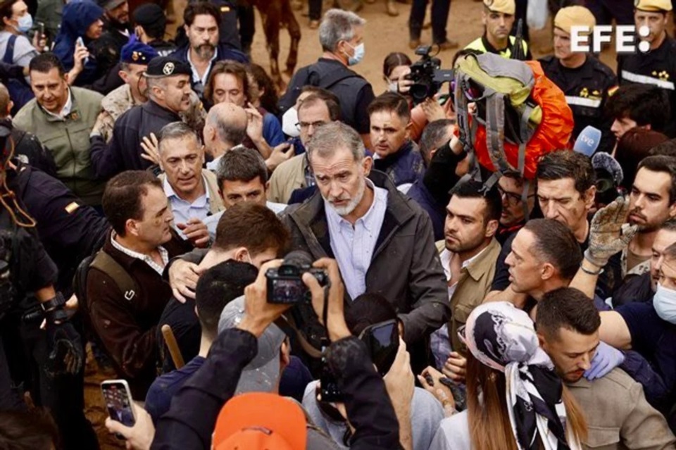 El Rey Felipe trata de calmar a las personas de Paiporta. Foto: Redes sociales.