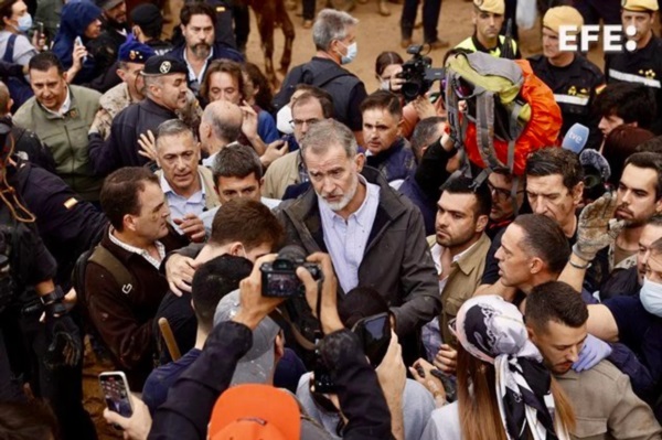 El Rey Felipe trata de calmar a las personas de Paiporta. Foto: Redes sociales.