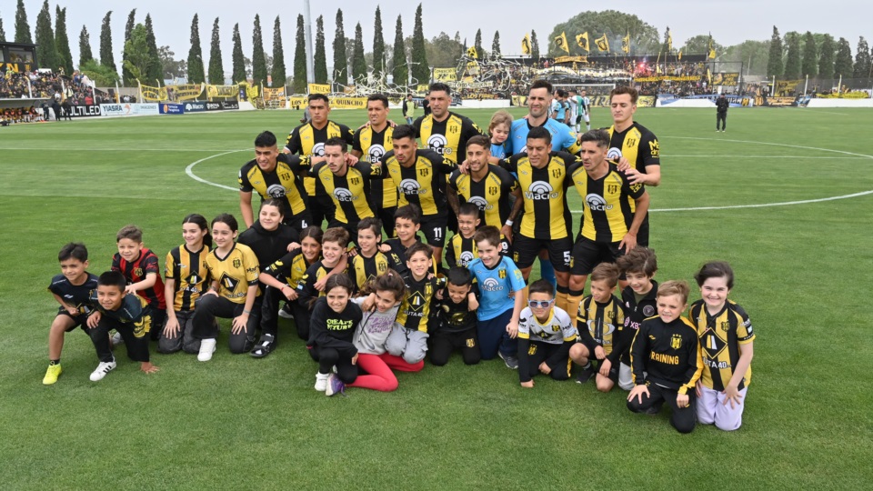 Los 11 de Madryn para enfrentar a San Miguel. Foto: Daniel Feldman/Jornada. 