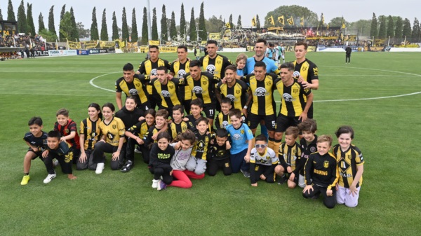 Los 11 de Madryn para enfrentar a San Miguel. Foto: Daniel Feldman/Jornada. 