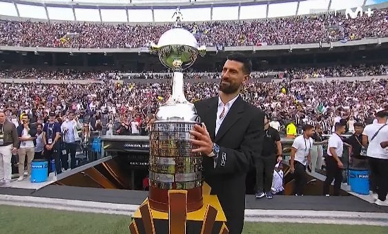 "Nole" Djokovic, que este domingo jugará en la despedida de Del Potro, ingresó con la Copa.
