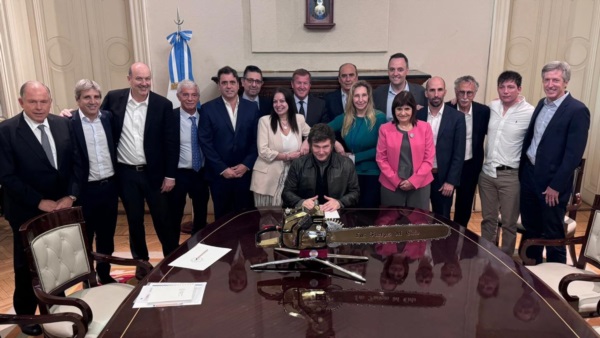 Milei y su Gabinete, hace pocos días. La motosierra sobre la mesa.