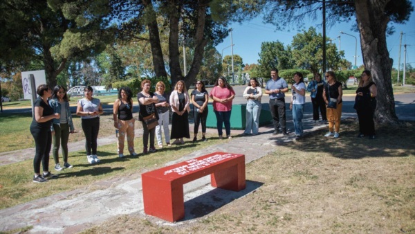 La Plaza de la Madre tiene ya su "Banco Rojo".