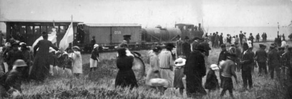 La llegada de la primera locomotora y el inicio formal del balneario.