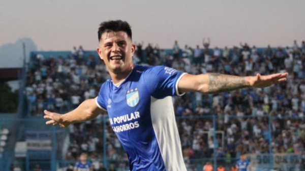 El Decano ganó con gol de Estigarribia, que salió lesionado.
