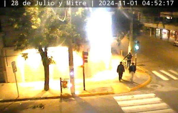 El hecho quedó registrado en las cámaras de seguridad de la zona.