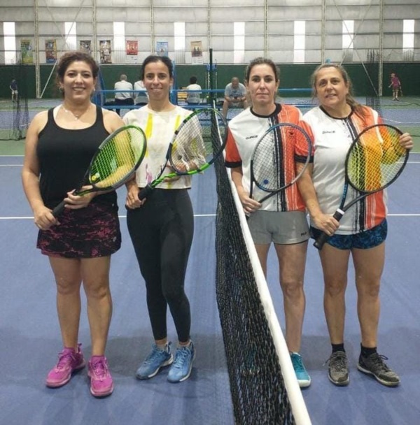 Finalistas de 4ta damas: Andrea Goycochea/Natalia Latorre y Daniela Turano/Karina Hisgen.