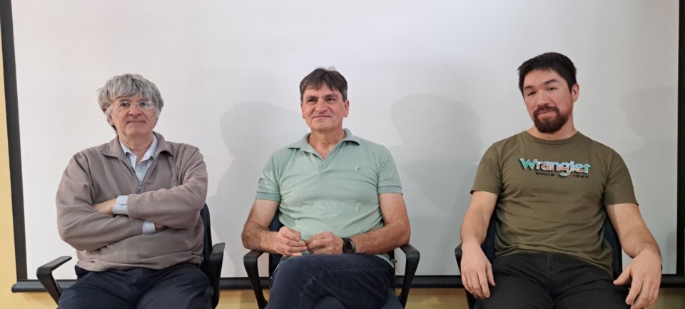 Los docentes investigadores de la Facultad de Ingeniería Alberto Blasetti, Ricardo Das Neves Guerreiro y Brian Toledo.
