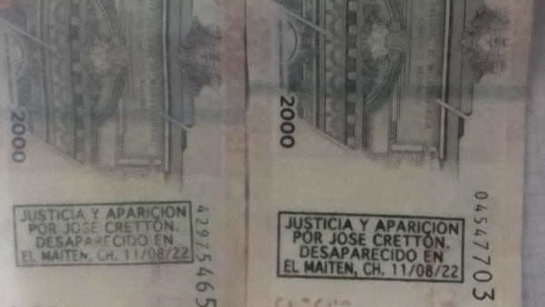 Los billetes que se le colocó un sello solicitando la aparición de José.
