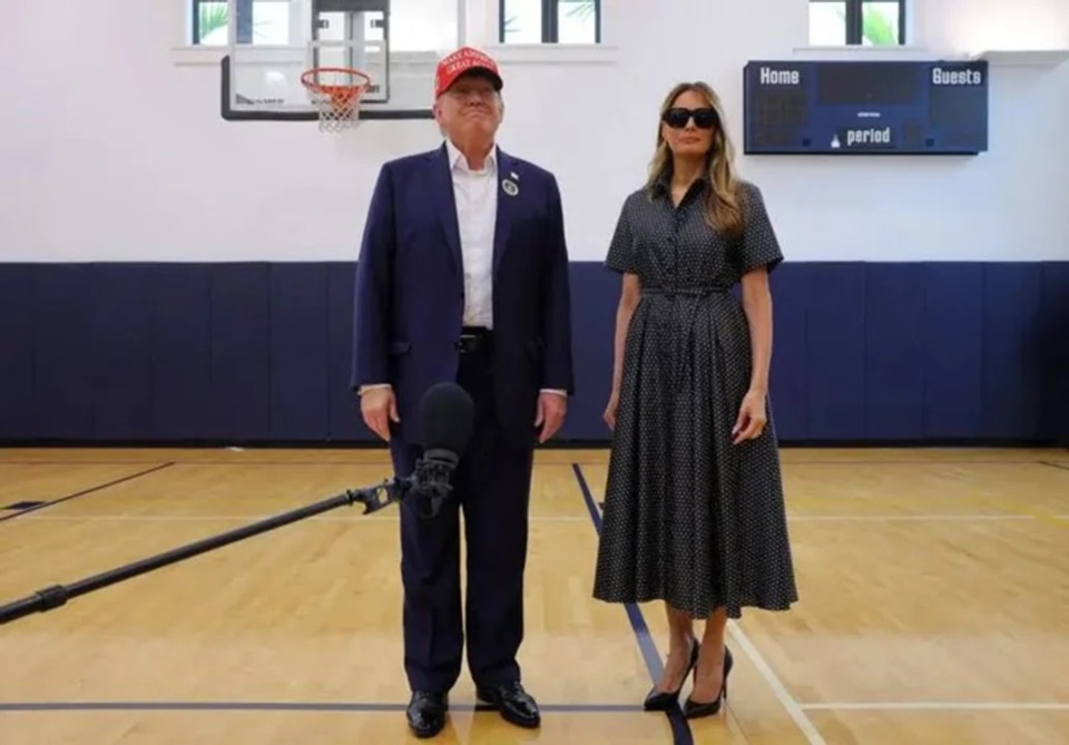 Donald sin corbata, y Melania sin... ganas de quitarse las gafas.