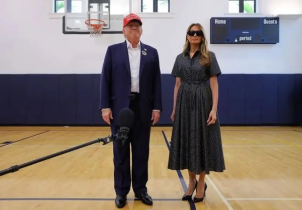 Donald sin corbata, y Melania sin... ganas de quitarse las gafas.