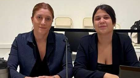 La fiscal Débora Barrionuevo y la funcionaria Eugenia Castro.