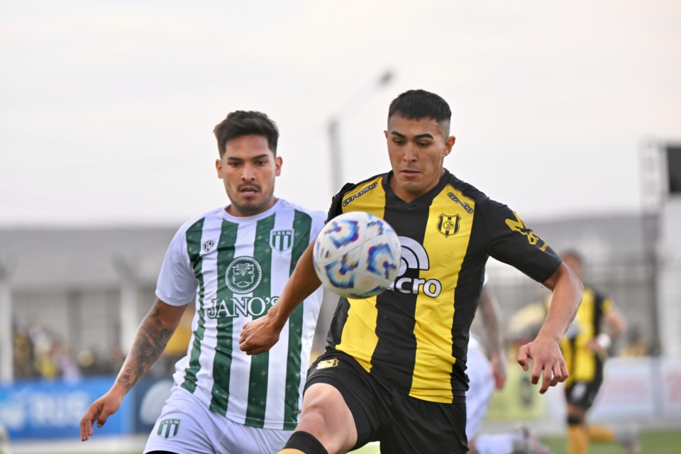 Juan Peinipil aguanta la pelota en el partido ante San Miguel. Foto: Daniel Feldman/Jornada.