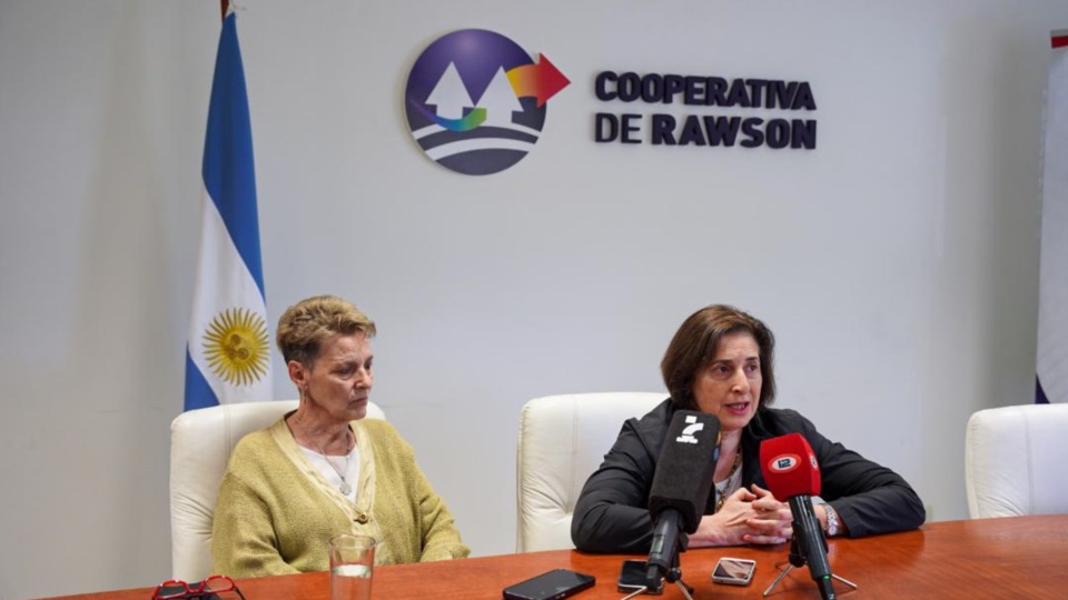 La ingeniera Adriana Bec y la tesorera Sandra Alonso en la conferencia de prensa.