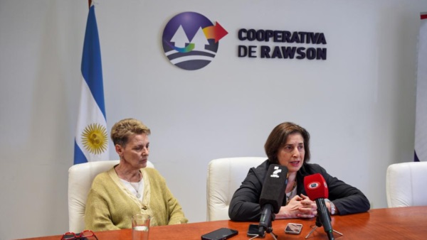 La ingeniera Adriana Bec y la tesorera Sandra Alonso en la conferencia de prensa.