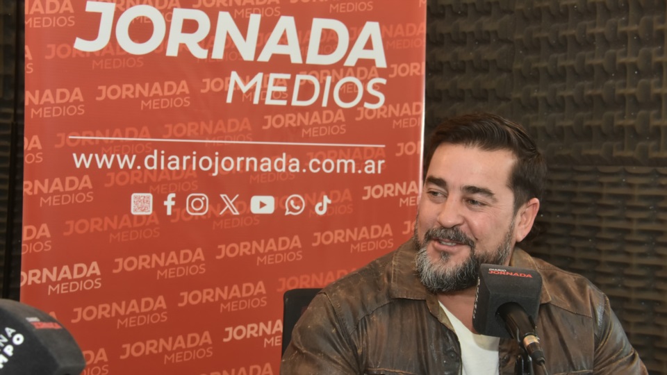 Lassaga se aleja de la presidente del Trelew Tennis Club. (Foto: Sergio Esparza/Jornada).