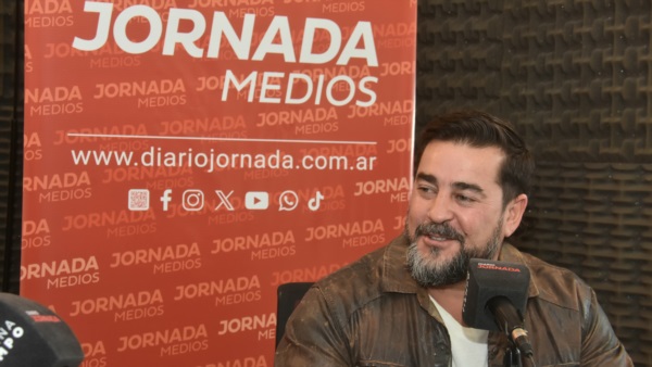 Lassaga se aleja de la presidente del Trelew Tennis Club. (Foto: Sergio Esparza/Jornada).
