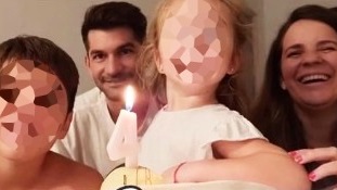 Victoria y Nicolás con su hijo de doce y su hija de ahora cinco años.