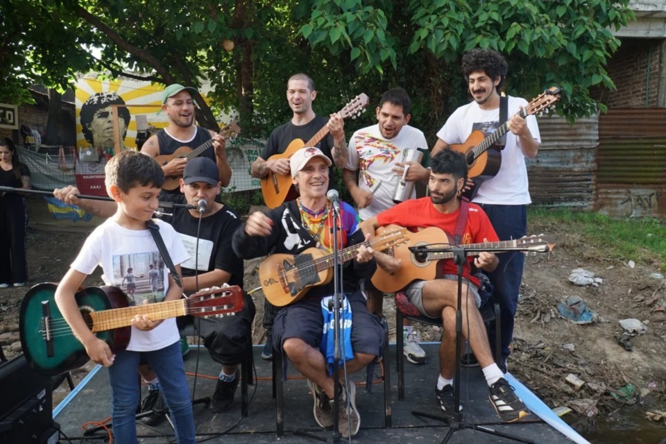 Manu Chao visitó la casa de Maradona en Villa Fiorito e improvisó un concierto.