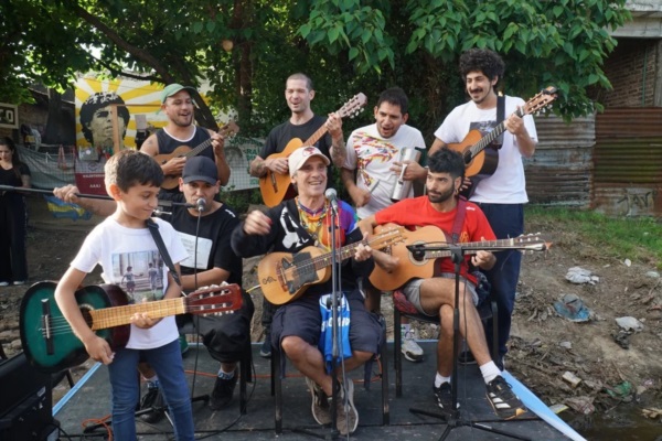 Manu Chao visitó la casa de Maradona en Villa Fiorito e improvisó un concierto.