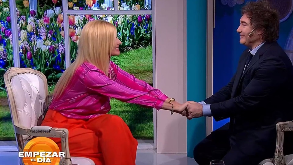Postal. Milei con su novia "Yuyito" en la tele. 