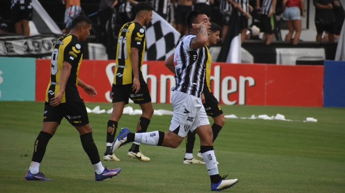 Maximiliano Padilla festeja el empate. Foto: Prensa Gimnasia.