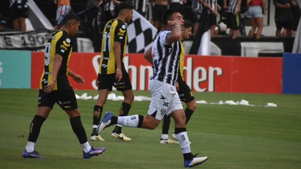 Maximiliano Padilla festeja el empate. Foto: Prensa Gimnasia.
