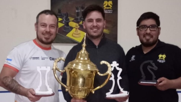 El podio del torneo: Pirola (2°), Crespo (1°) y Jaramillo (3°).