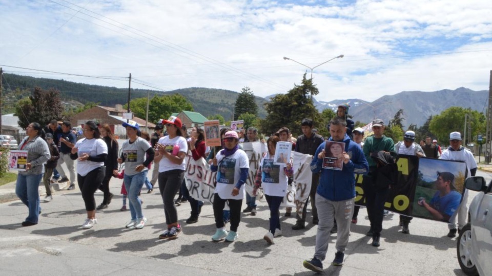 Familiares y allegados de víctimas de asesinatos marchando por las calles de Esquel.