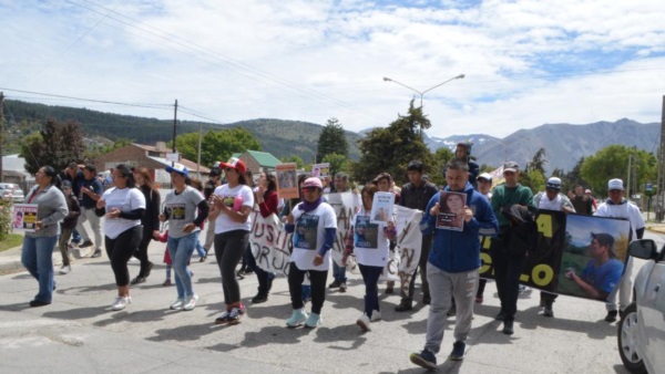 Familiares y allegados de víctimas de asesinatos marchando por las calles de Esquel.