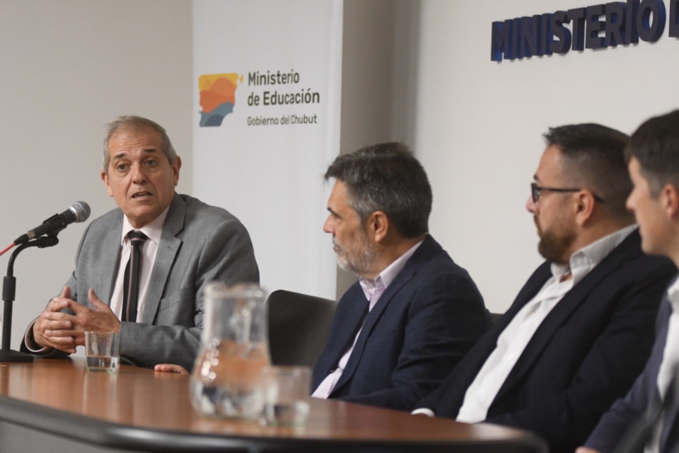El ministro Punta junto a los especialistas Carlos Damin y Fabricio Castellanos.
