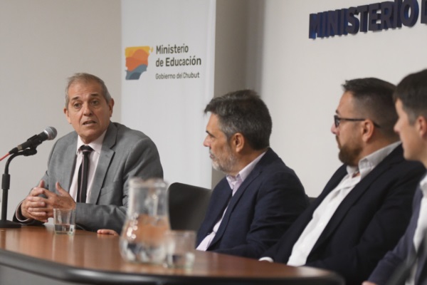 El ministro Punta junto a los especialistas Carlos Damin y Fabricio Castellanos.