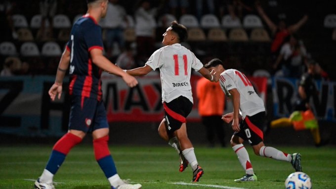Un golazo! Ian Subiabre convirtió su séptimo gol en 2024 y el que abrió el partido.