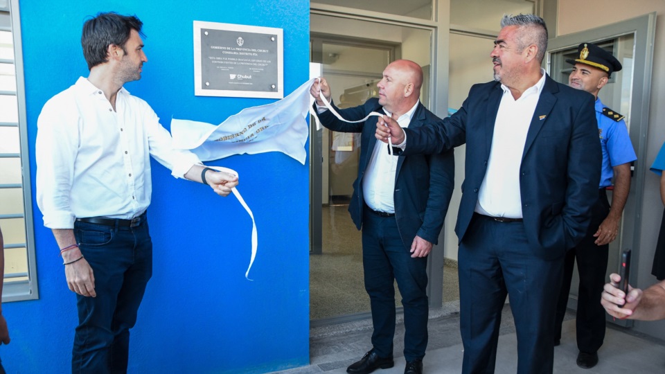 Torres, Sastre e Iturrioz en la nueva comisaría madrynense.