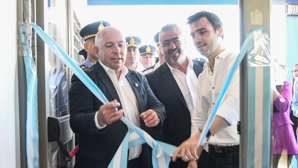 El tradicional corte de cintas en la nueva dependencia policial.