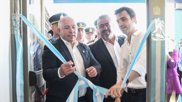 El tradicional corte de cintas en la nueva dependencia policial.