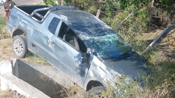 La camioneta con visibles daños tras el accidente.