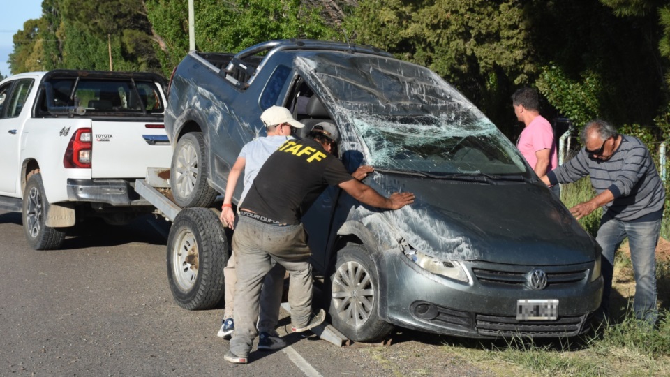 La camioneta siniestrada a punto de ser remolcada. / Foto: Sergio Esparza.