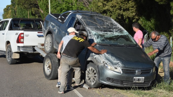 La camioneta siniestrada a punto de ser remolcada. / Foto: Sergio Esparza.