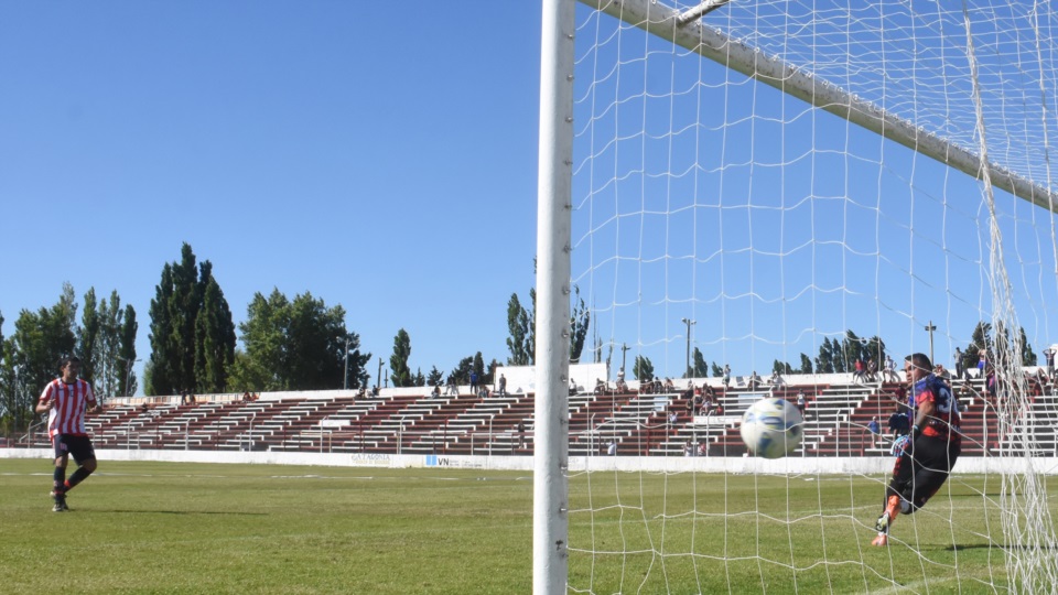 El penal de la consagración, pateado por Kevin Garay. Foto: Sergio Esparza.