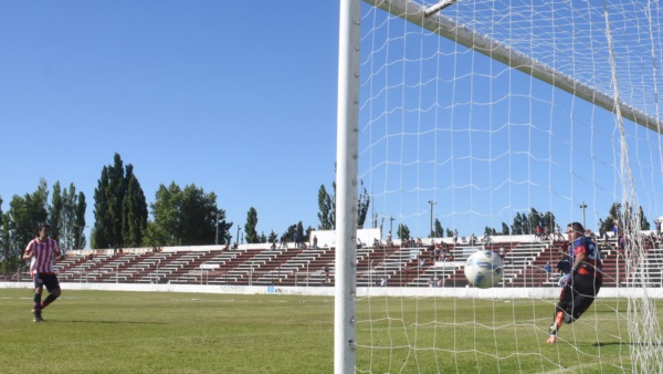 El penal de la consagración, pateado por Kevin Garay. Foto: Sergio Esparza.