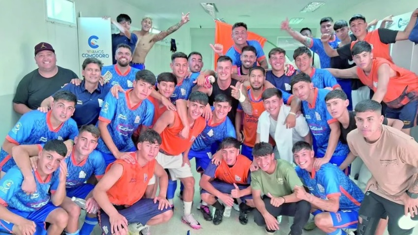  El festejo del Azzurro en el vestuario del Municipal. (Foto: Gentileza CAI Semillero).