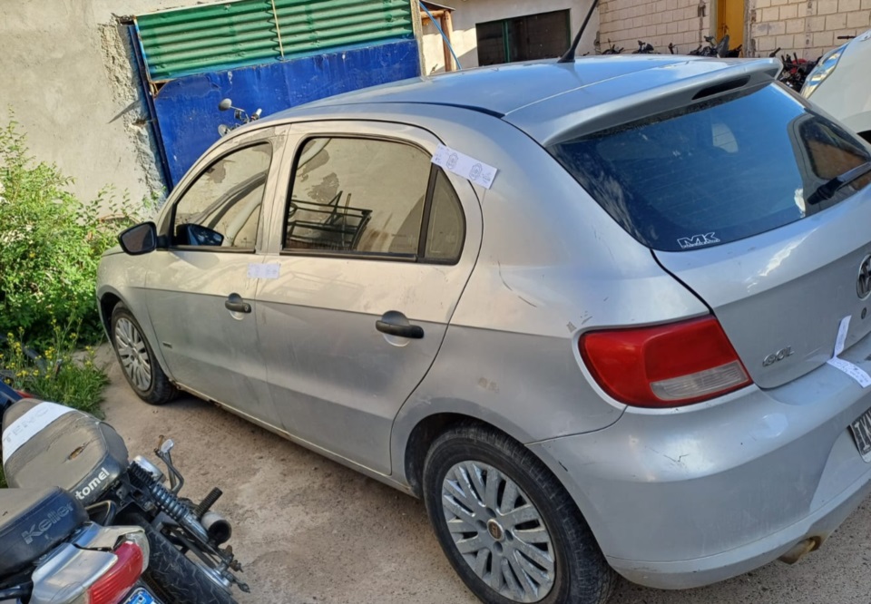 Los sospechosos circulaban en este vehículo, un Volkswagen Gol Trend. 